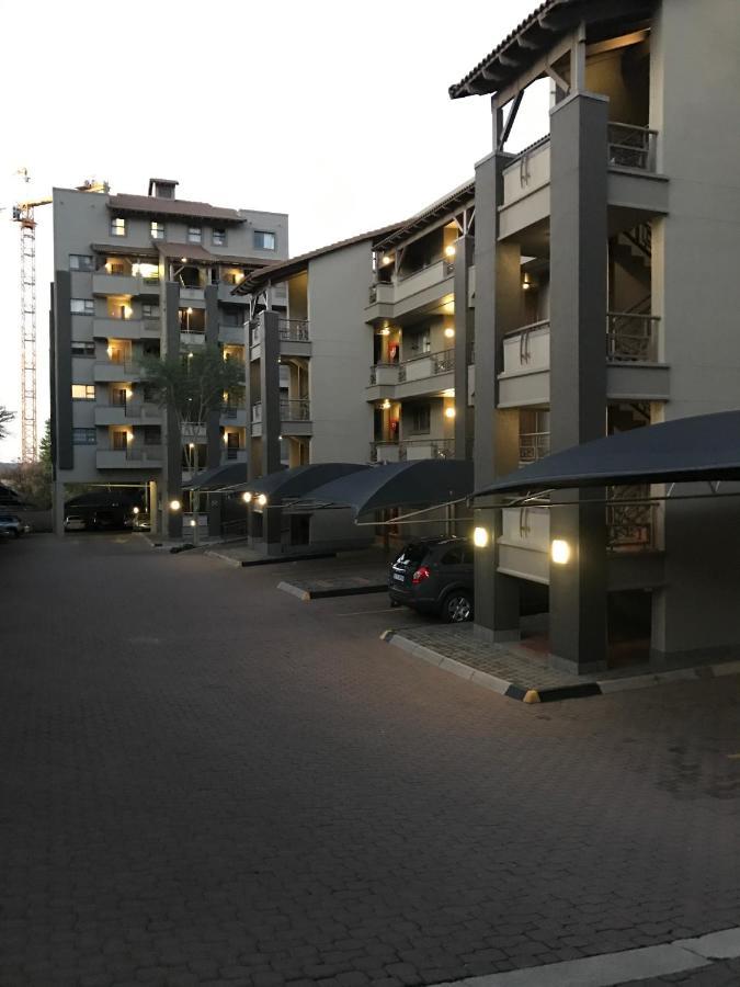 Sandton Accomodation Stay Johannesburg Exterior photo